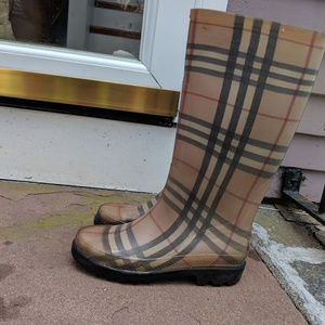 Size 6 Burberry Galoshes